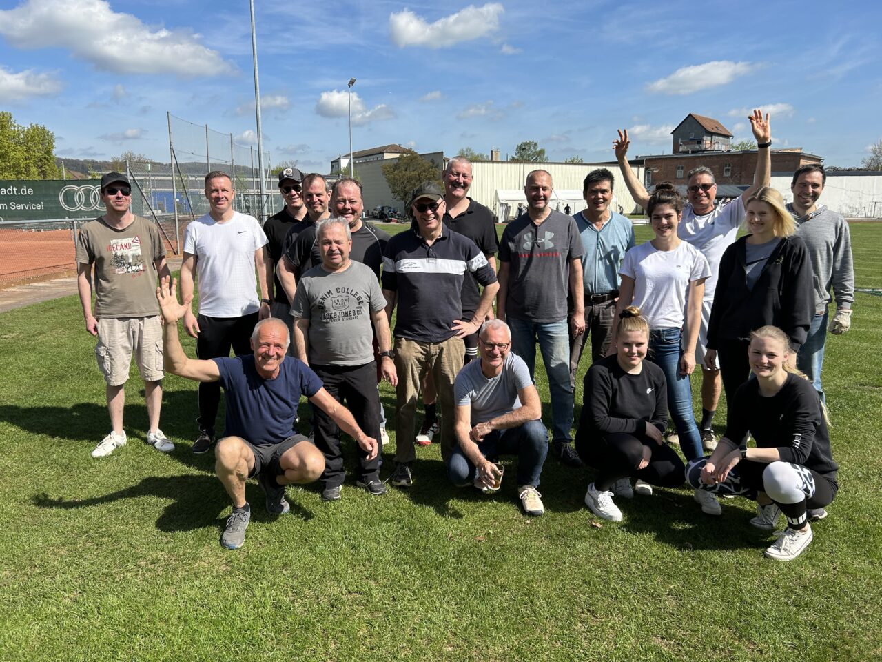 Team. Spieler, Gemeinschaft, Alle packen an, Menschen auf Wiese