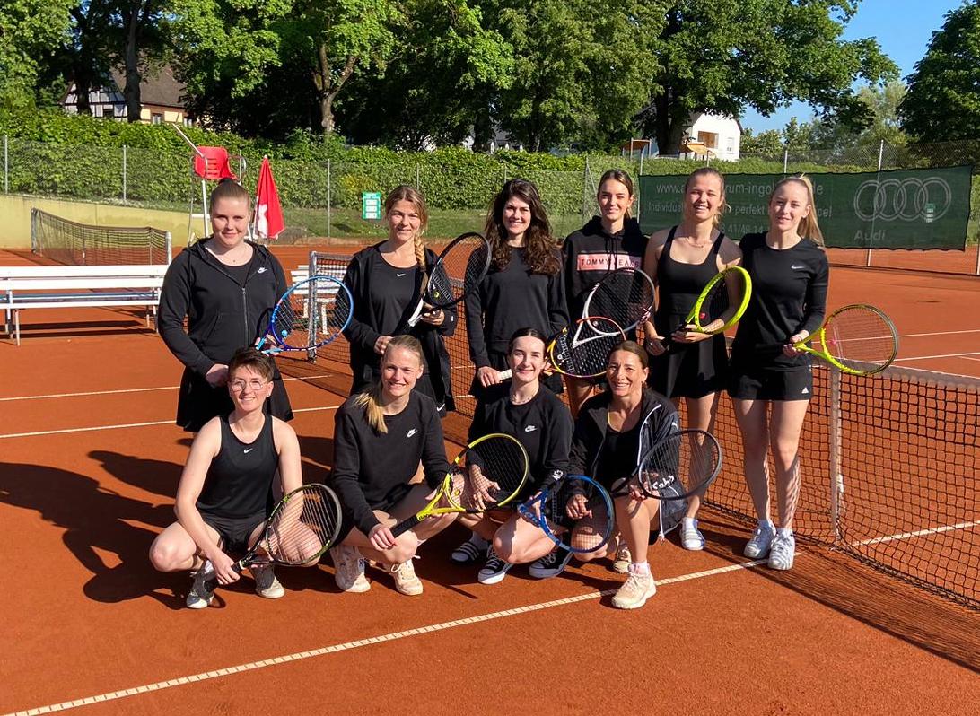 Damenmannschaft nach Spiel auf Tennisplatz